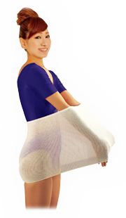 のびのび構造の伸縮性で、腹巻きを腕で楽に伸ばしている女性