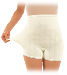 インナーを横に引っ張っている女性１