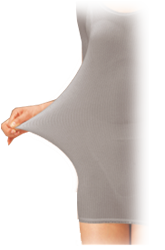 インナーを横に引っ張っている女性２