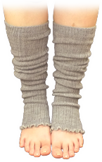 足先を出した手軽にあたためられるウォーマー